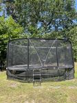 Stor Orbit Oval studsmatta med nät och stege