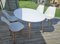 Köksbord med fyra stolar