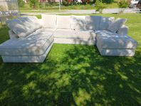 ljusgrå soffa med divan