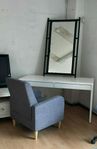 Vitt Micke skrivbord / Sminkbord från Ikea .