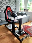 Simracing-rig med Thrustmaster ratt och pedaler
