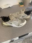 Skor Nike air Max 270 vita 