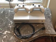 Xbox One S med två kontroller