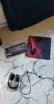 Gaming skärm och headset samt tangentbord och kablar