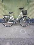 28"Damcykel 3 vxl med fotbroms och handbroms i fint skick
