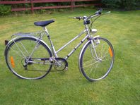 Garagerensning av gamla cyklar