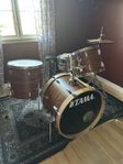 Tama omklätt