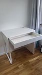 vit IKEA skrivbord