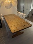 Massivt träbord med 4 vita stolar 