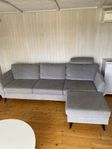 ljusgrå tresits-soffa county från Mio med stor fotpall 