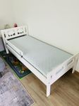 Barnsäng inkl tjock madrass 70x160cm
