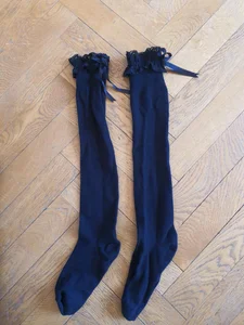 Långa strumpor med spets och rosett kant strl 36. 150kr