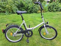 Ihopfällbar silverfärgad cykel.