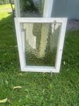 Fönster med insynsskyddat glas i ena bågen, 44x55