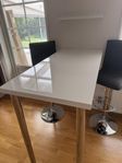  Barbord vitt med två barstolar