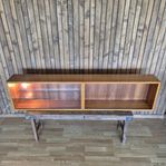1 vitrinskåp i teak, 1970-tal, 160*20 cm