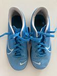 Blåa inne fotbollskor Nike Storlek 35,5