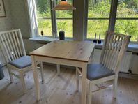 Bord med två stolar