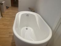 Litet badkar i skandinavisk design och generöst baddjup.