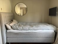 120 kontinentalsäng med sänggavel 