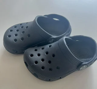 Crocs i storlek 23-24