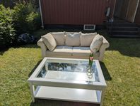 Crémevitt soffa och soffbord