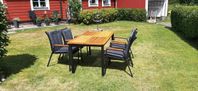Välvårdat bord med 4 stolar och dynor