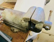 Gammalt skruvstäd 40 cm långt