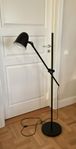 Svart golvlampa