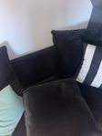 svart soffa 