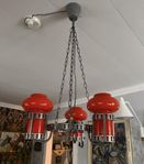 Retro - taklampa med orangea glaskupor. Hel & fin