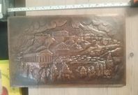 Kopparrelief med motiv av en antik stad. Mått ca 39x24 cm.