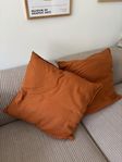 2 st IKEA soffkuddar med innerkudde, brungul, 50x50 cm