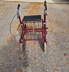 Karl Oskar ute rollator med korg.