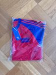 Adidas x Oasis Tour 3-Stripes T-Shirt (helt ny) – Storlek