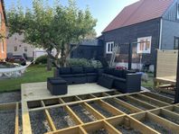 Loungesoffa med tillhörande bord och sittpuffar