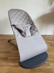 Babybjörn Babysitter Bliss Vävd Klassisk Quilt - Sandgrå