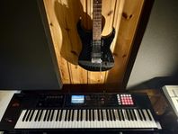 Roland synth med flightcase 