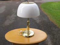 Bordslampa vit skärm fot måssingfärg.