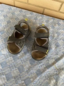 Sandaler i storlek 27