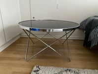 Sofford i metall med rökfärgad skiva