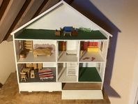 Dockhus med möbler