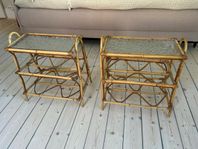 Två vintage rottingbord med glasskiva – retro 60/70-tal
