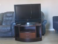 Bäddsoffa och TV + TV kontroll + bänk