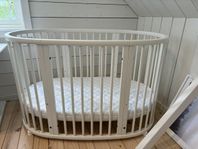 Stokke sleepi spjälsäng med Vyssan lull bedrockers