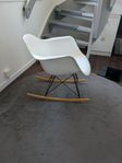 Gungstol liknande Vitra Eames RE Plastic Armchair RAR 