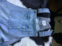 Hängselbyxor jeans med sliten look, använts två gånger, 
