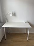 skrivbord och lampa