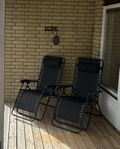 två solstoler och två solsenger 