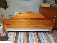 Sängstomme i furu + sängbord